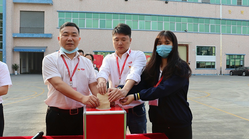 “我为嘉人献爱心活动”凯发天生赢家食品为困难嘉人举行爱心募捐活动 (5)